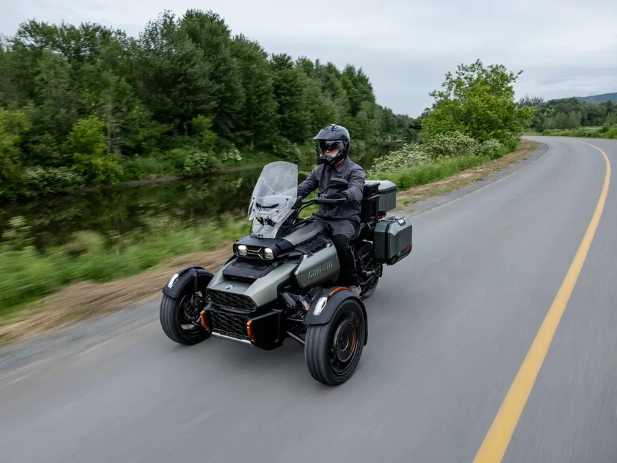Can-Am Canyon Redrock na drodze